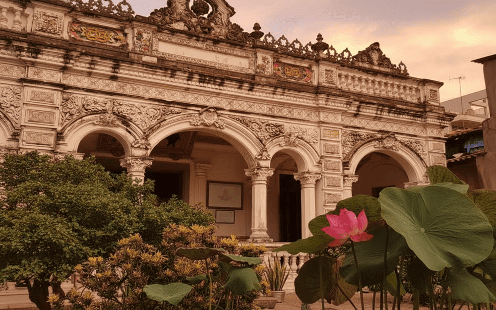 Ngôi nhà gần như vẫn còn giữ nguyên nét kiến trúc cổ từ xa xưa